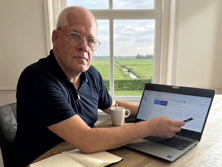 Gert Pepping bespreekt de zoekresultaten van een klant aan tafel